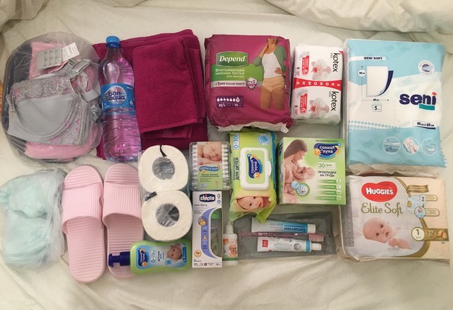 чемодан собранный в роддом с детскими вещами