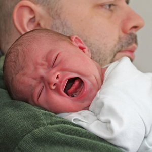 Почему плачет новорожденный: 8 причин
