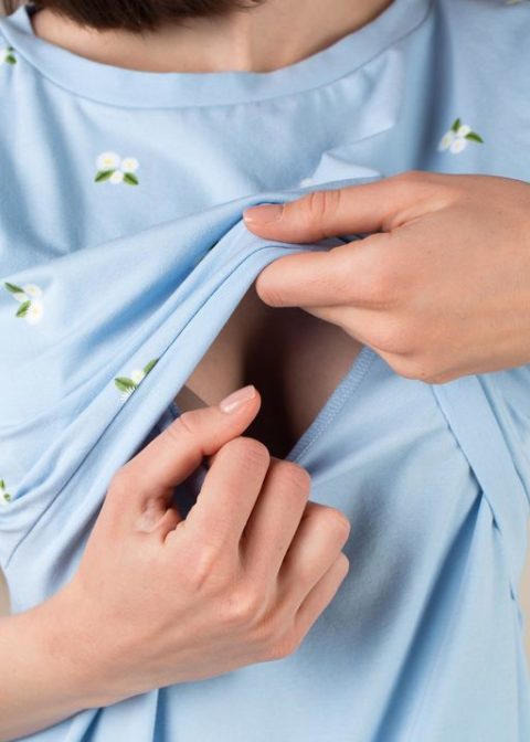 futbolka-dlya-beremennykh-i-kormyaschikh-migan-goluboy4