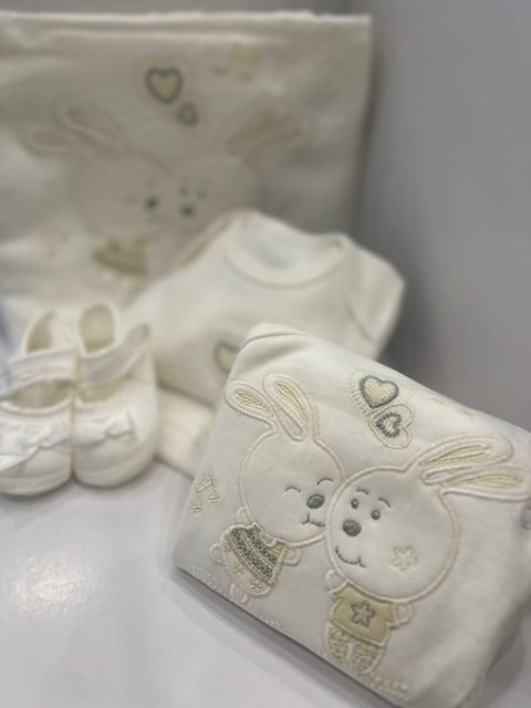 komplekt-na-vypisku-dlya-novorozhdennykh-10-pr-bunnies-molochniy (3)