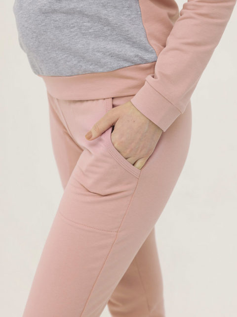 kostyum-dlya-beremennykh-fe-1m-36505k-pudra-molochn-ser5